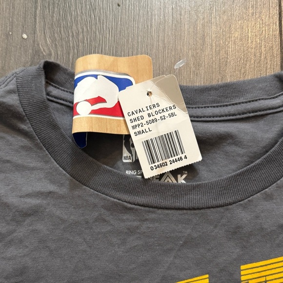 Cleveland Cavaliers NBA Gray Logo Graphic T-Shirt - NWT - Picture 3 of 4